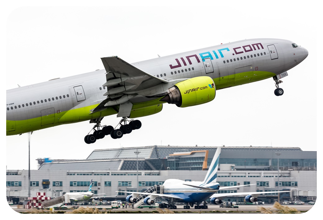 진에어-B777-여객기-하늘-이륙-사진