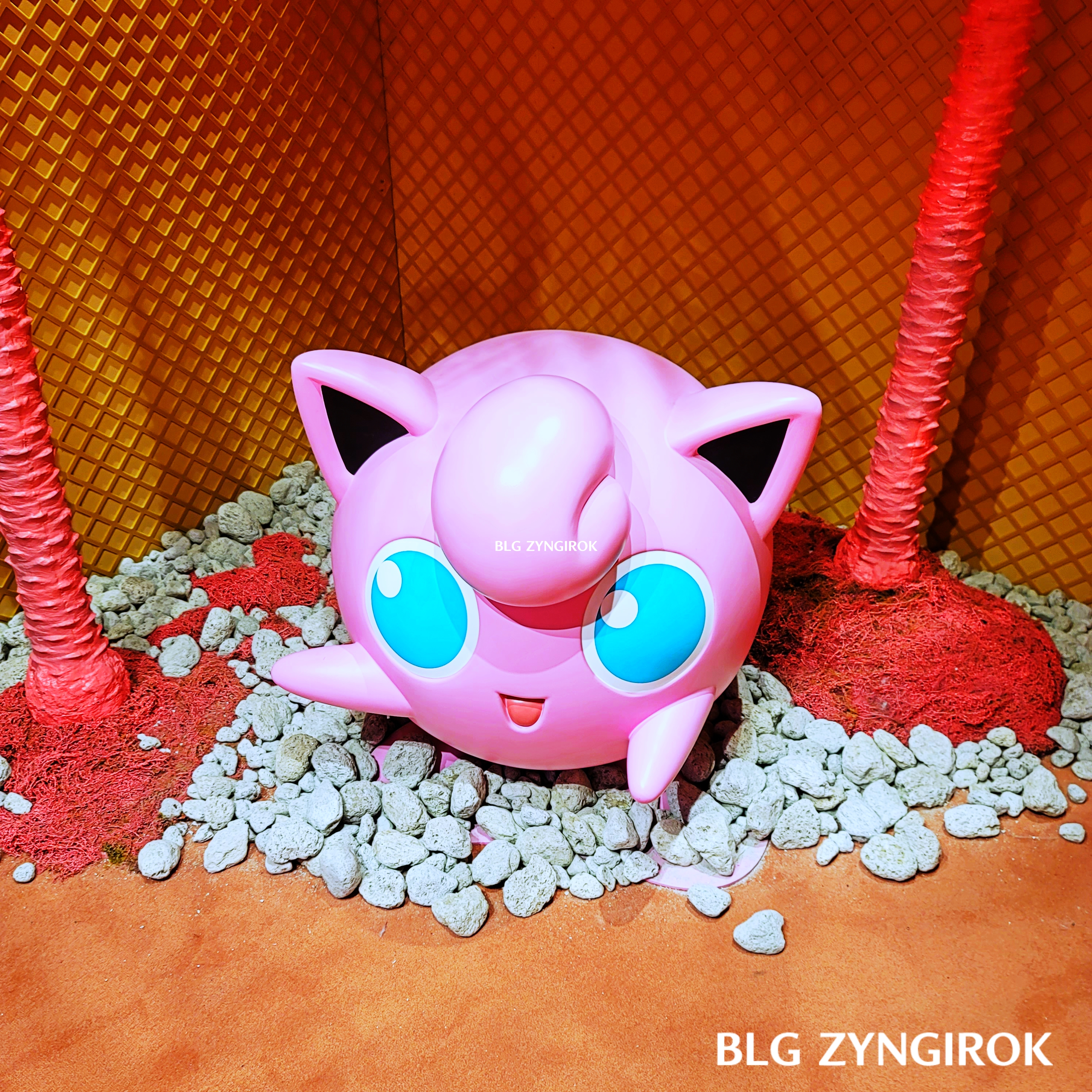 한남-베스킨라빈스-hive-푸린-조형물이-전시되어있다.