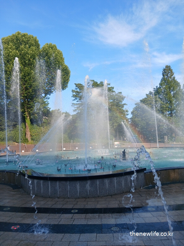 Music fountain show with rainbow and children watching/무지개가 생긴 음악분수 공연과 구경하는 아이들