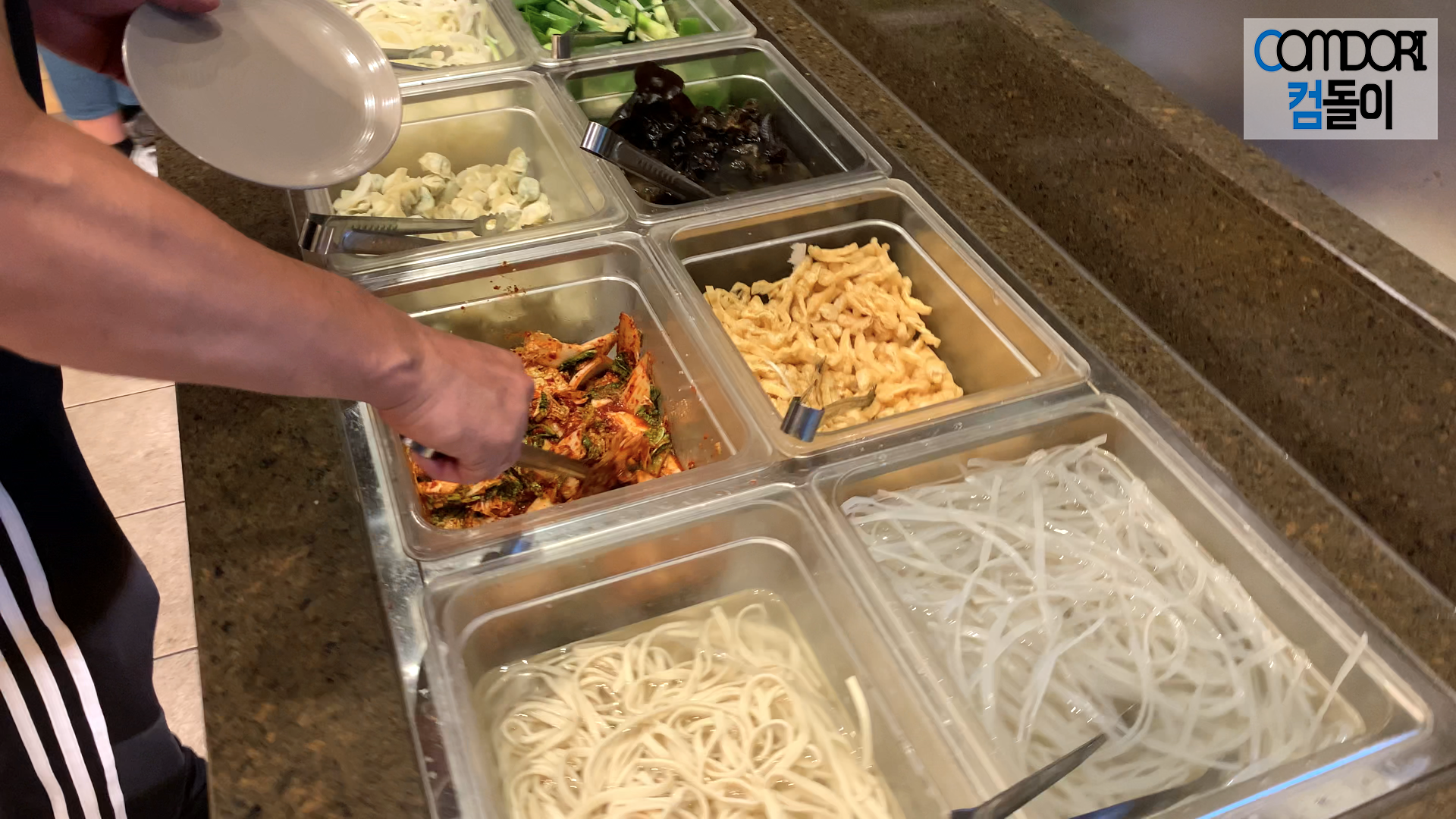 넙적당면, 칼국수, 유부초밥, 만두, 목이버섯, 겉절이