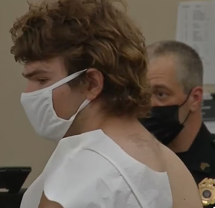 뉴욕주 슈퍼마켓 총기 난사로 10명 사망 VIDEO:Buffalo mass shooting suspect arrested by police