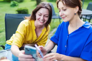 온라인신청하는 두여자