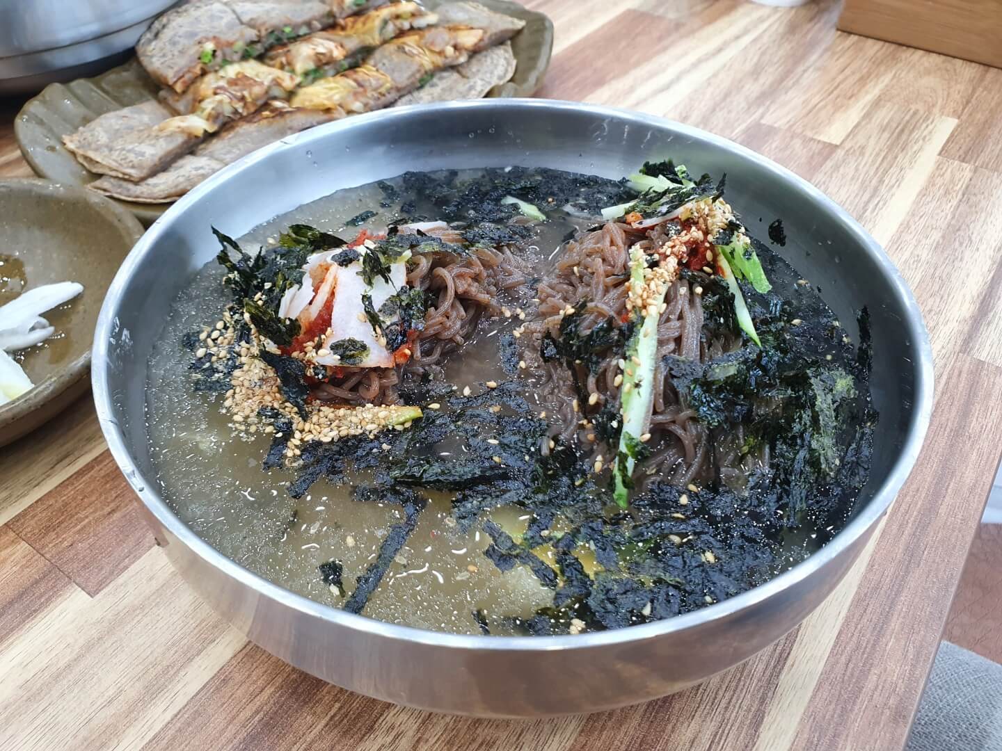 김이-뿌려진-물-막국수