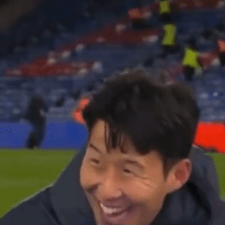 인터뷰 중 웃고있는 손흥민