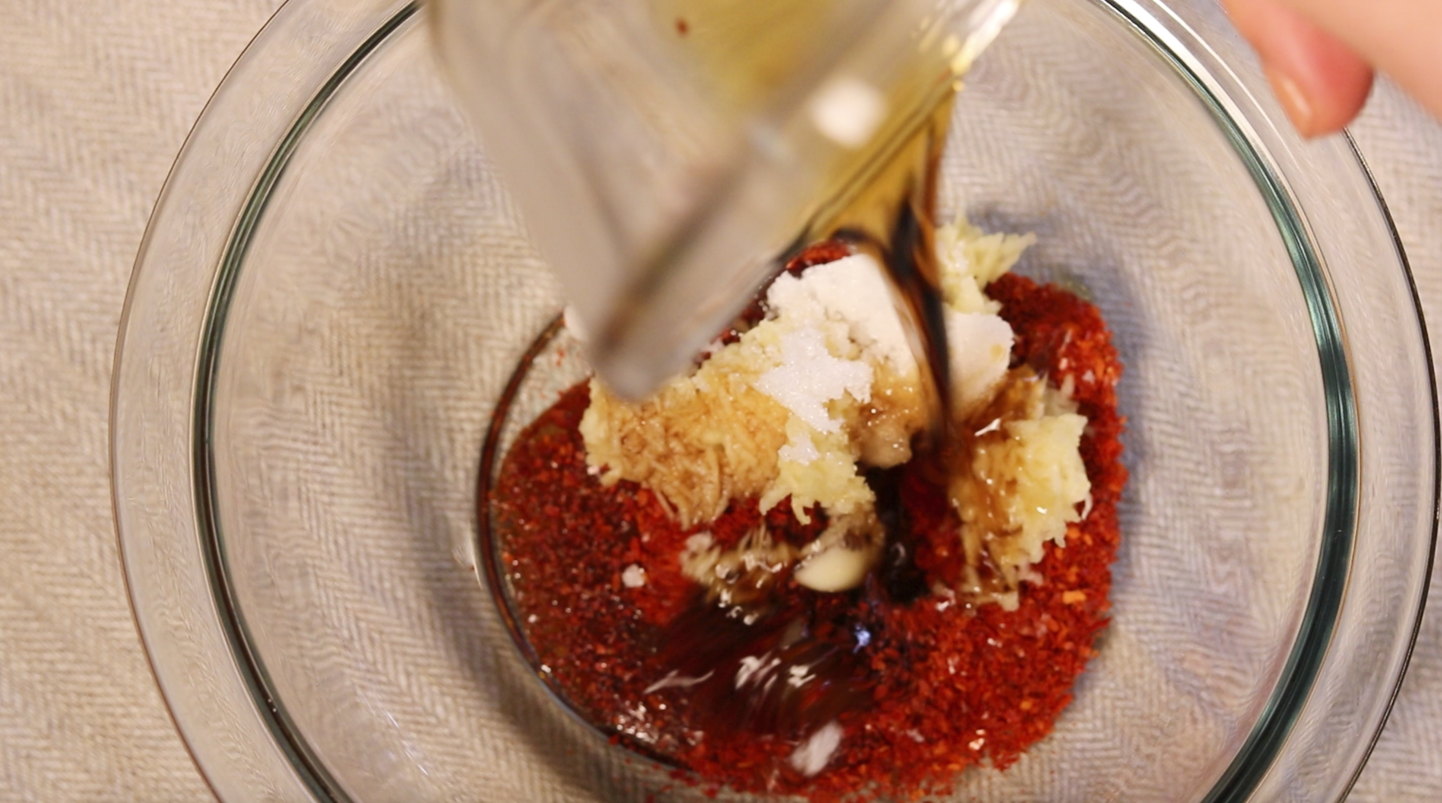 양념그릇에 액젓 1/2스푼, 식초 2스푼 섞어준다