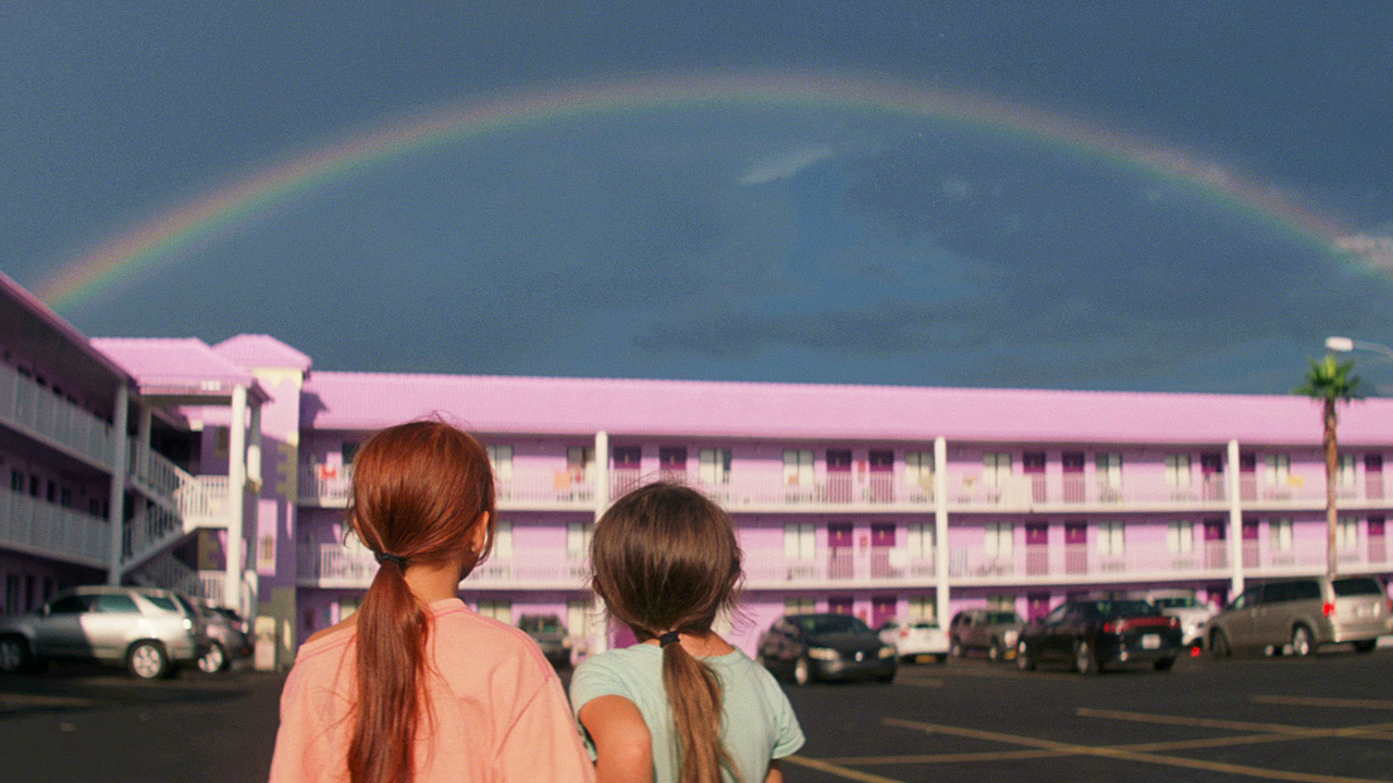 영화-플로리다-프로젝트-스틸컷-분홍색-모텔과-아이들