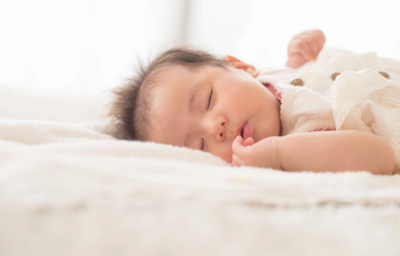 자고 있는 아기