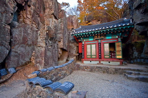 암벽옆에 절이있다.