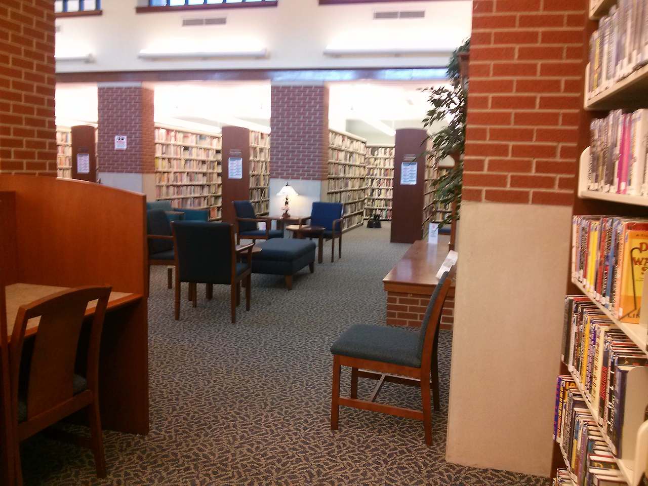 청년 튜터가 아이의 학습을 도와주고 있는 열람실 내 모습