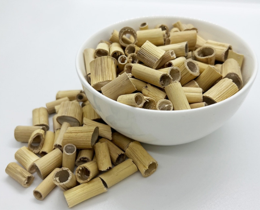 야생에서 채취를 한 갈대풀의 뿌리인 노근을 깨끗하게 세척을 한 후에 잘게 썰어 놓은 것을 동그랗고 하얀 그릇에 가득 담아두고 그 옆에 하얀 바닥에도 여러 개 놓아두고 찍은 사진