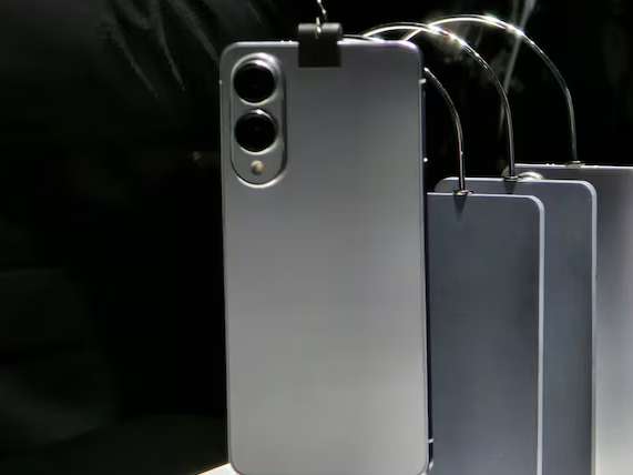 갤럭시 S25 엣지 실물 전시 이미지, 후면 듀얼 카메라 디자인 강조