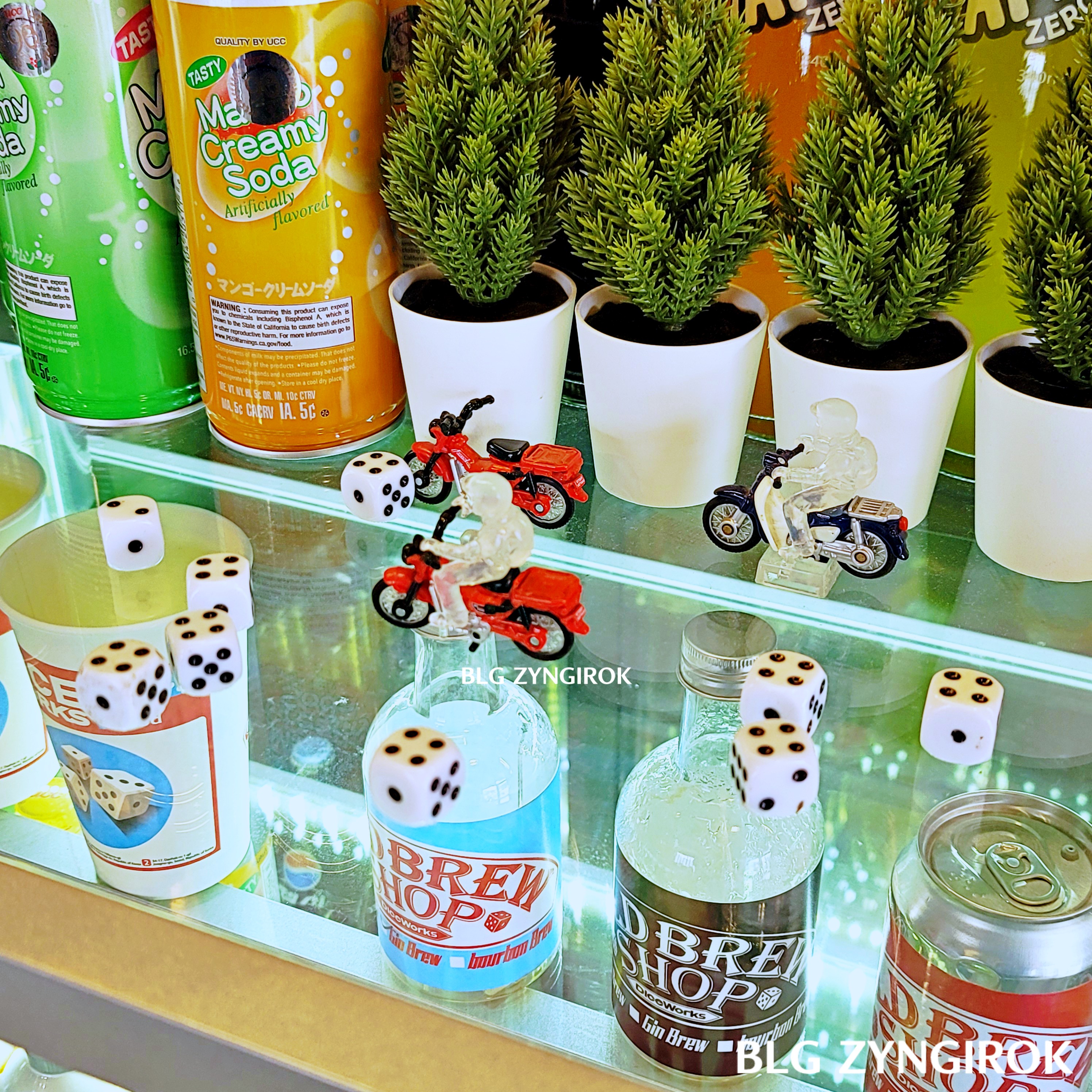 양주 카페 DICE WORKS - 판매대 장식 모습이다.