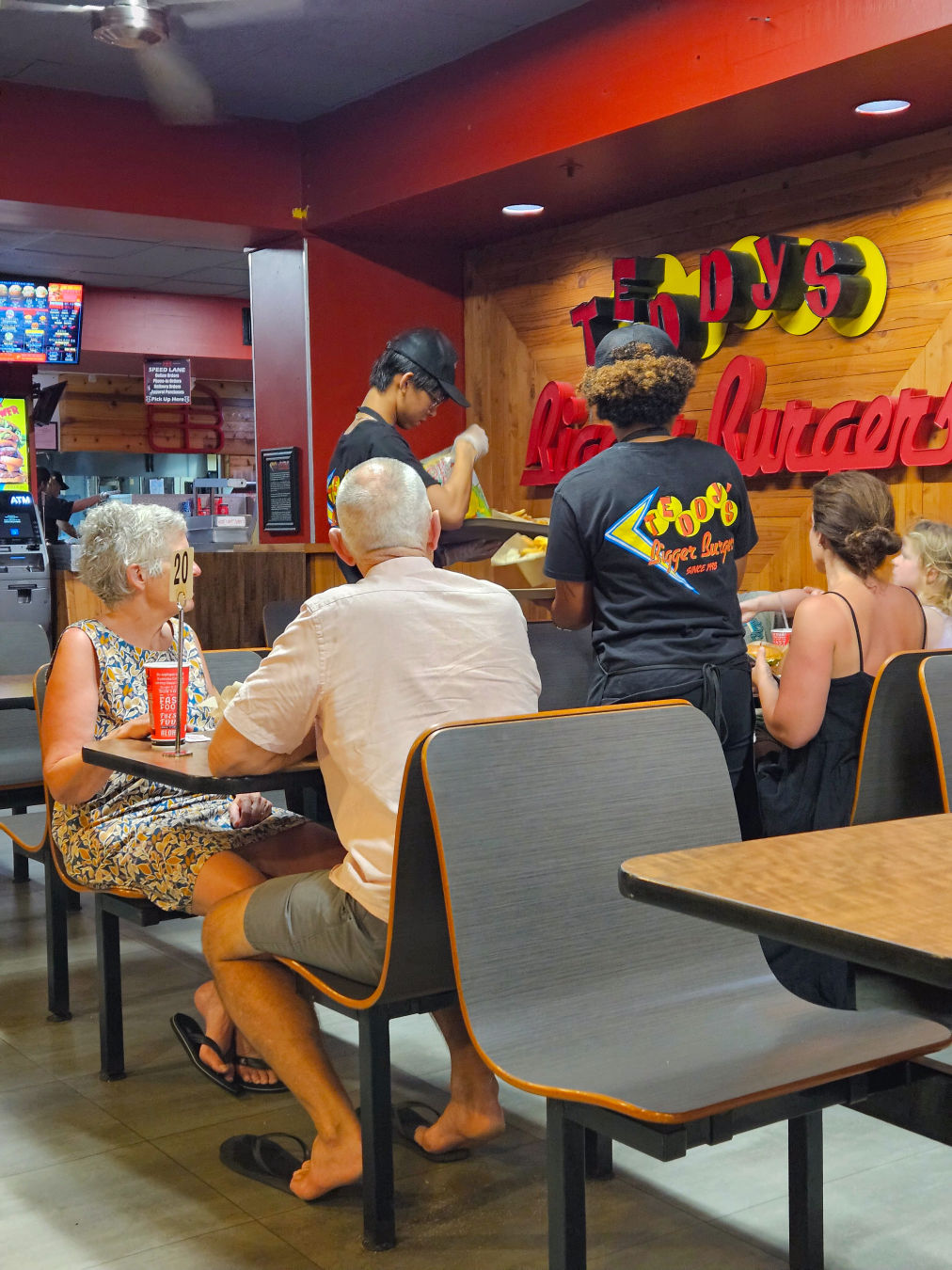 테디스 버거 내부