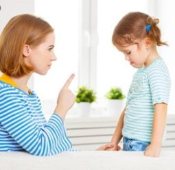 엄마에게-혼나고-시무룩히-서있는-아이