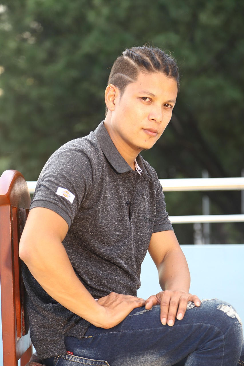 의자에 앉아 있는 자세 이미지 / by pixabay