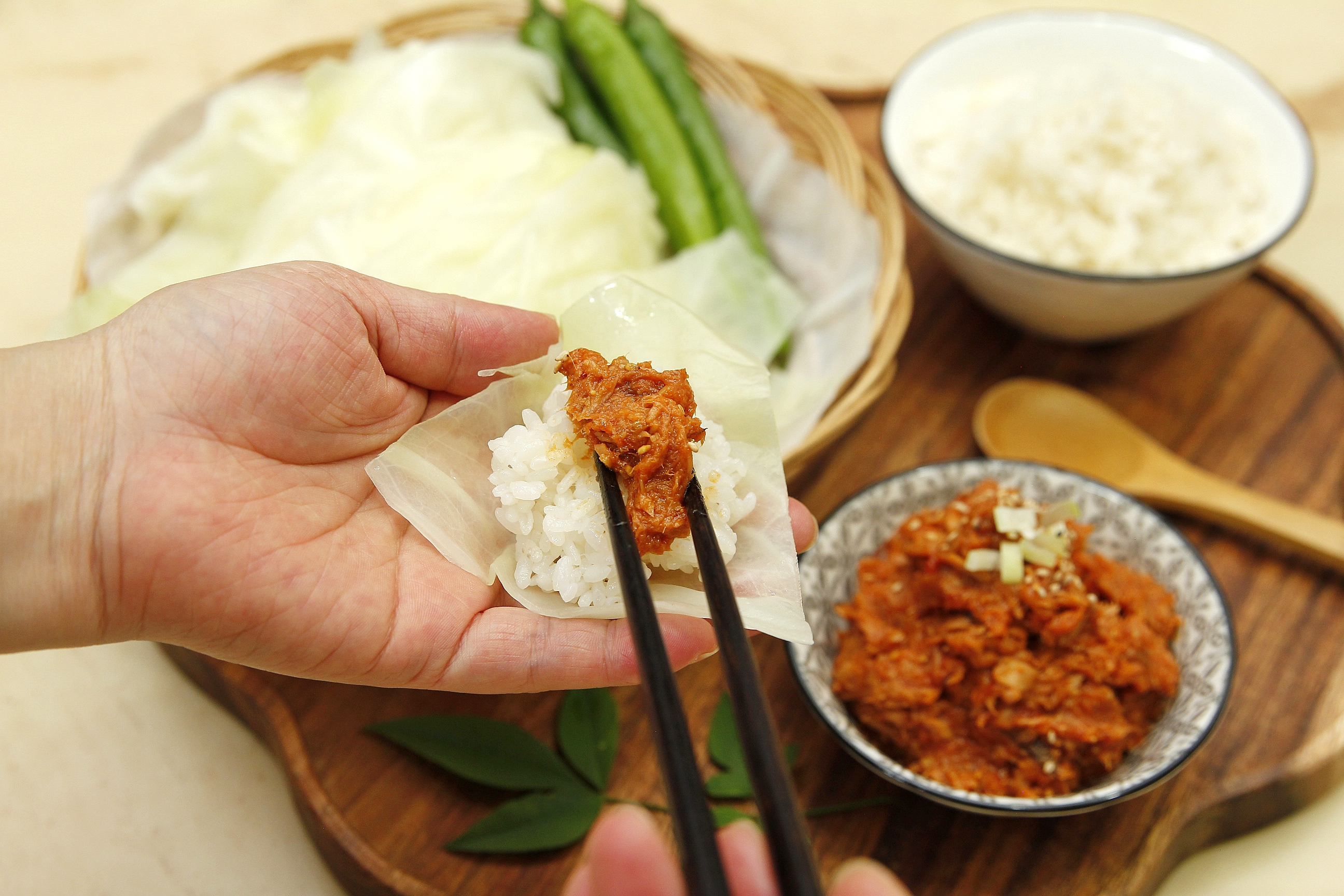 양배추쌈에 밥올리고 그위에 참치쌈장 올리는