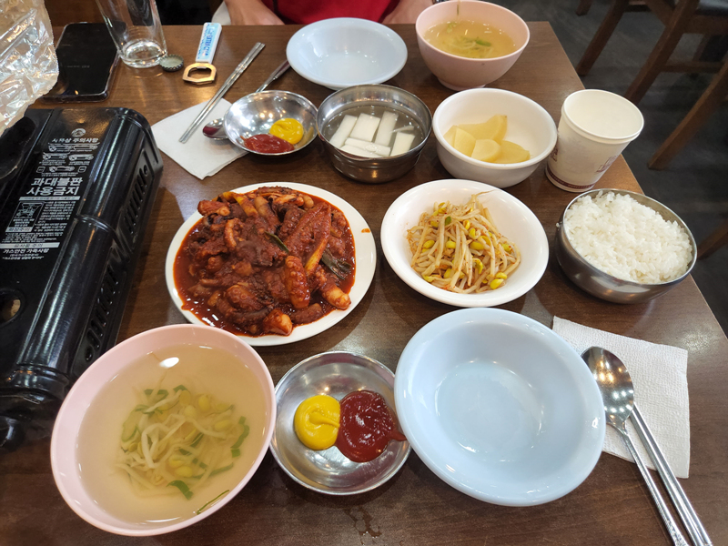 낙지볶음과_밑반찬