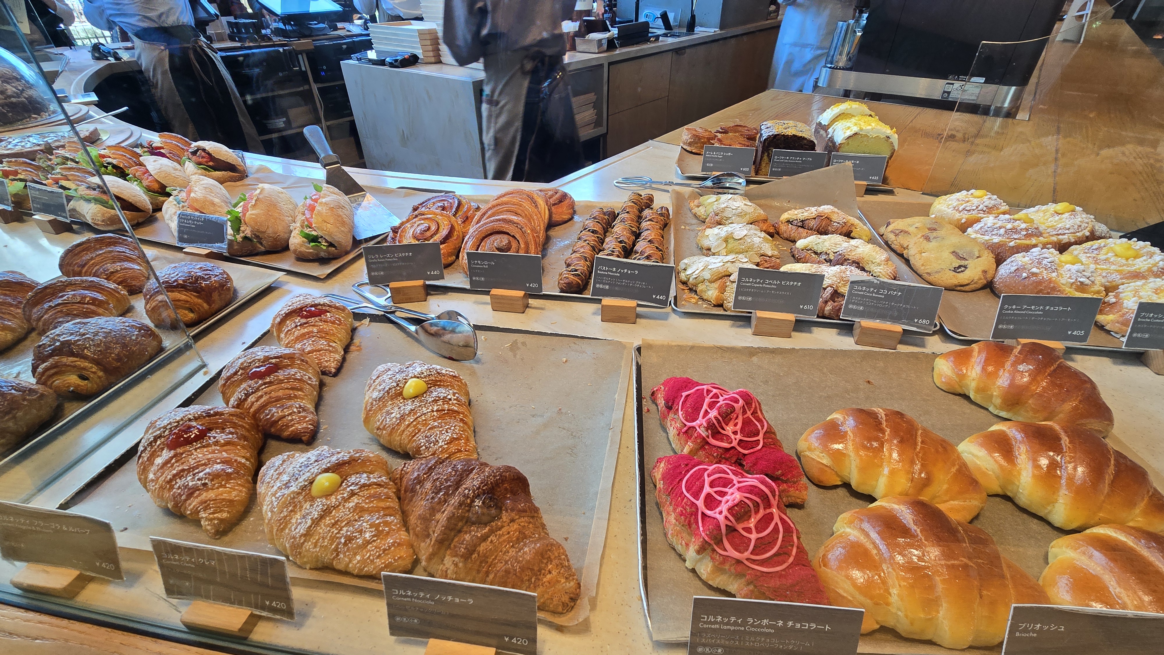 스타벅스 리저브 로스터리 도쿄 1층 프린치 베이커리, 다양한 피자와 바삭한 크로와상 진열
