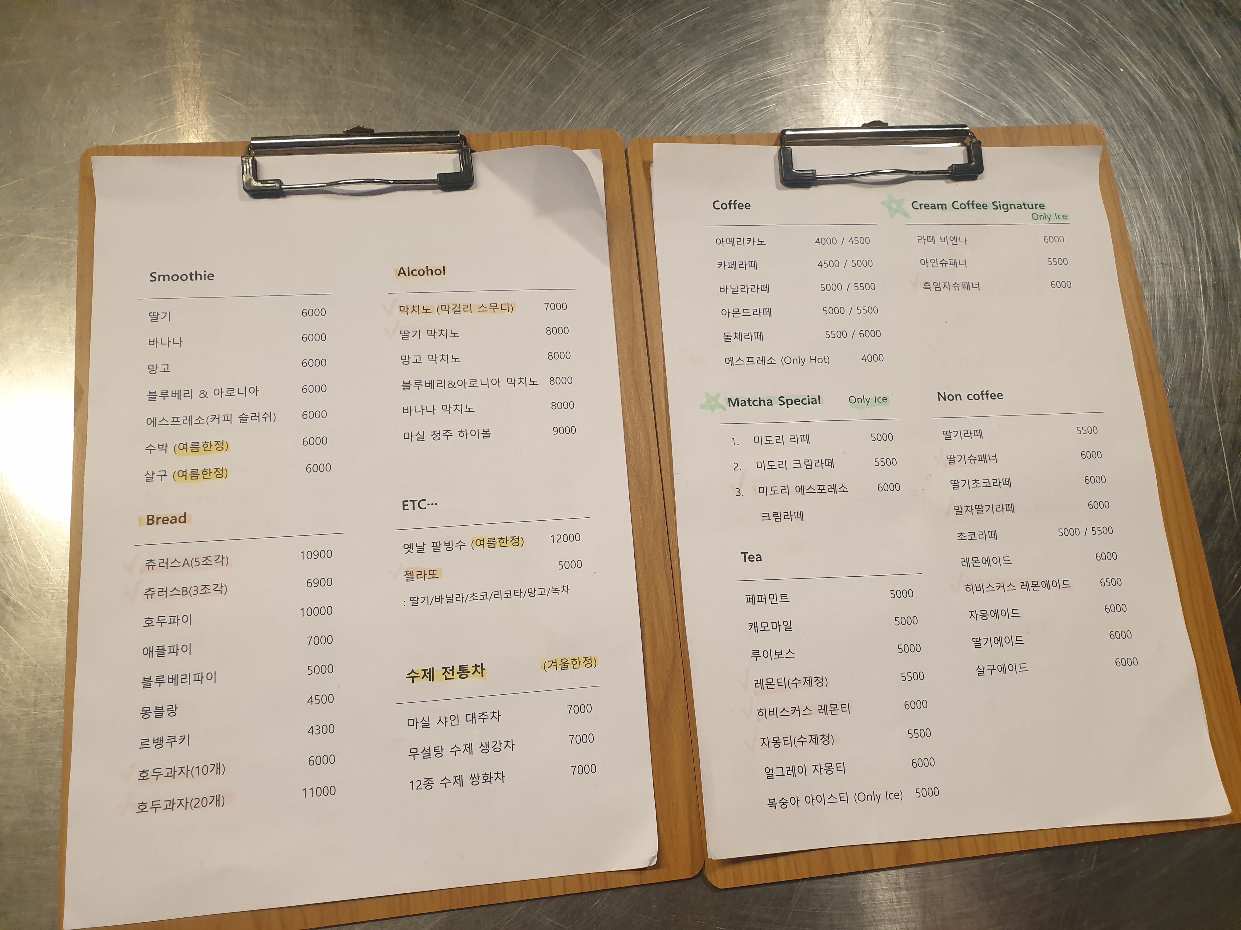 메뉴판에는 다양한 음료와 베이커리 메뉴가 보인다.