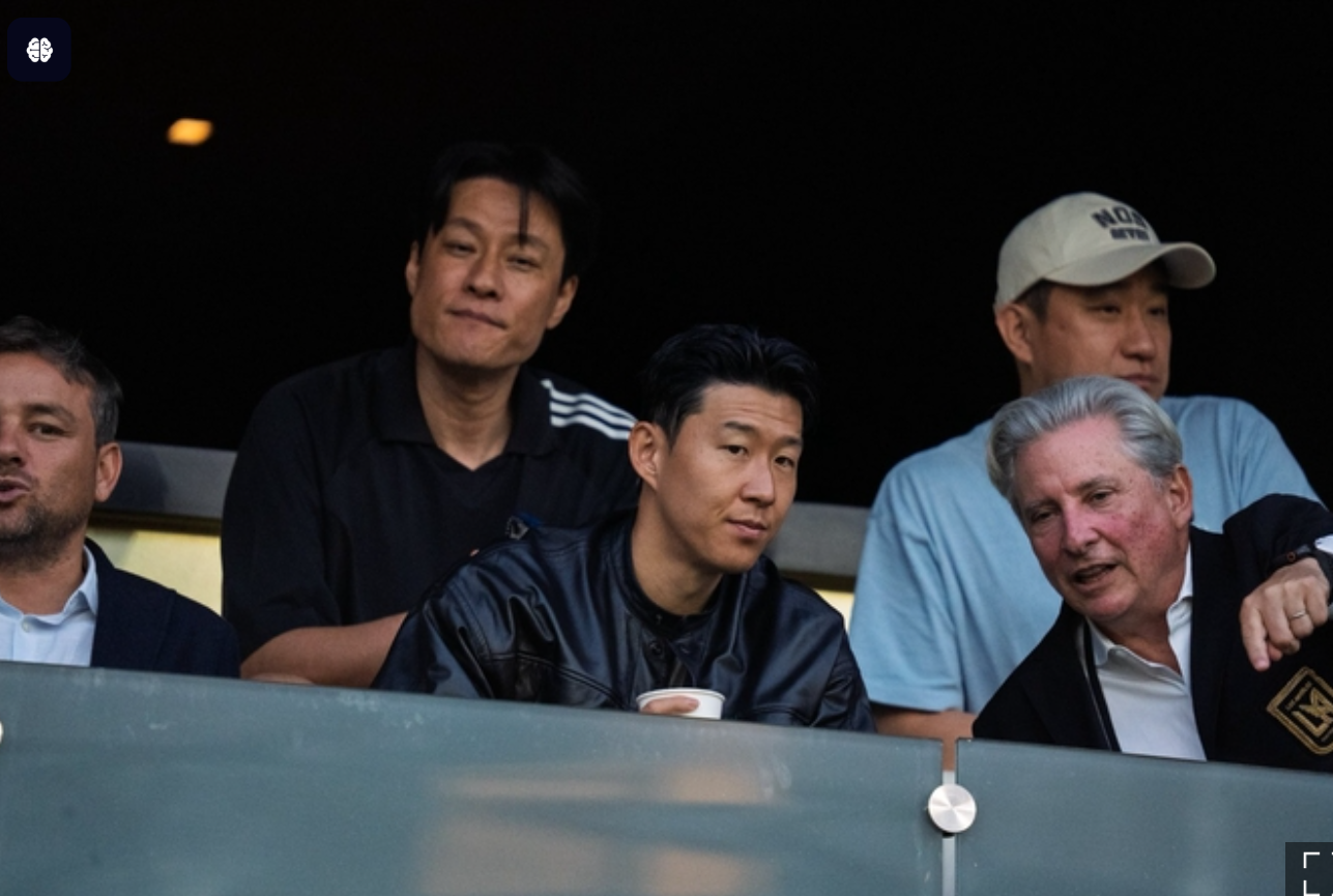 손흥민(가운데)이 6일 미국 로스앤젤레스 BMO 스타디움에서 베넷 로젠탈 LAFC 구단주(오른쪽)와 이야기를 나누고 있다. Favian Lenkel X