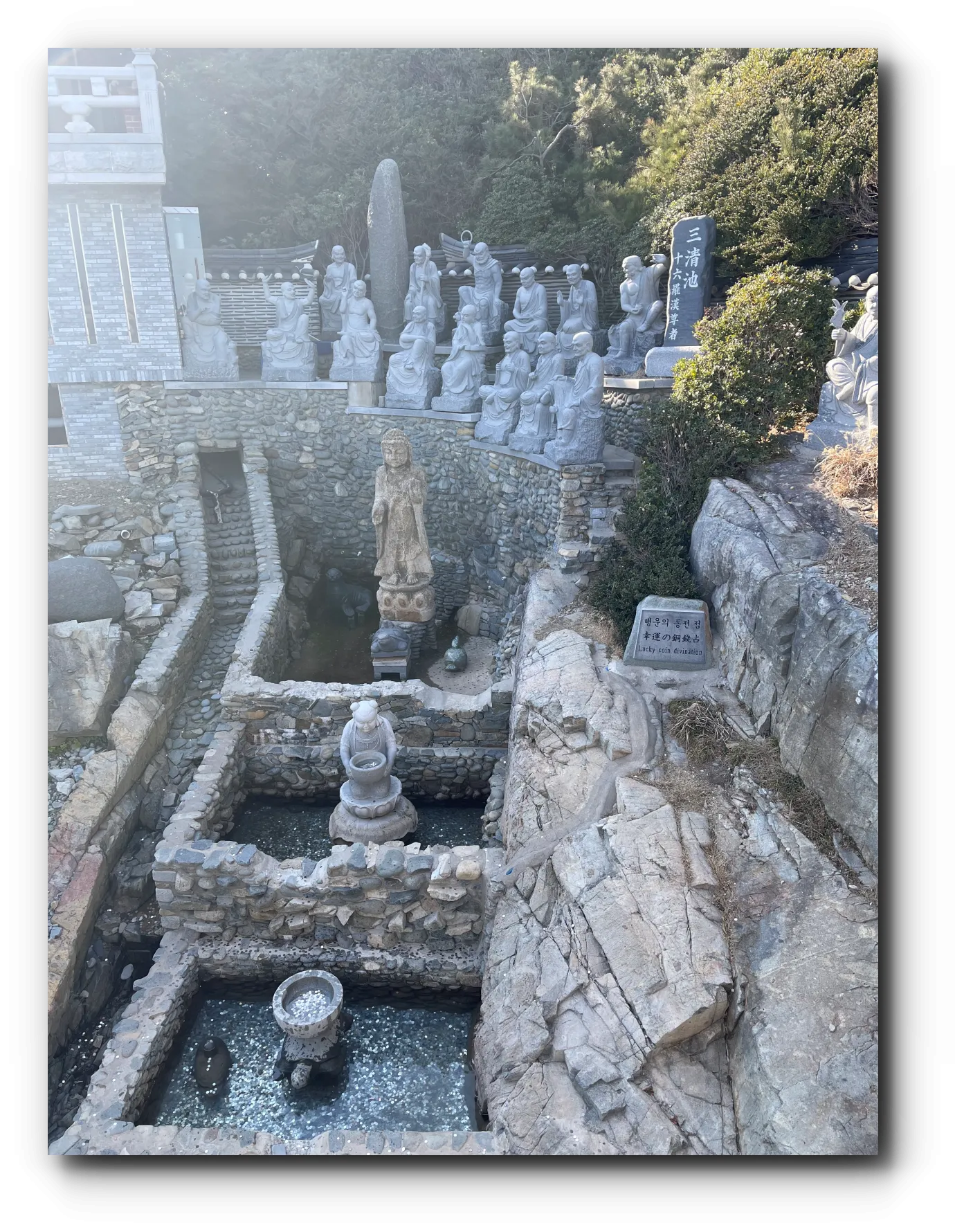 동전을-던져서-소원을-비는-불상