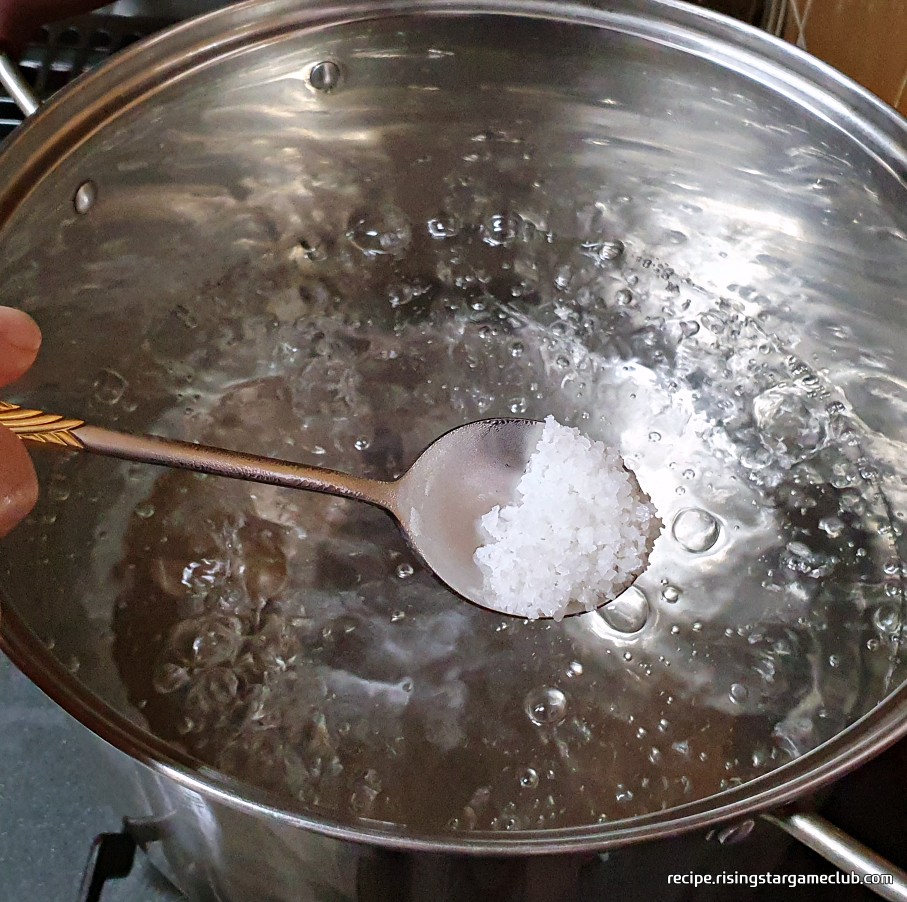 느타리버섯을 데치기 위해 끓는 물에 소금을 넣는 사진