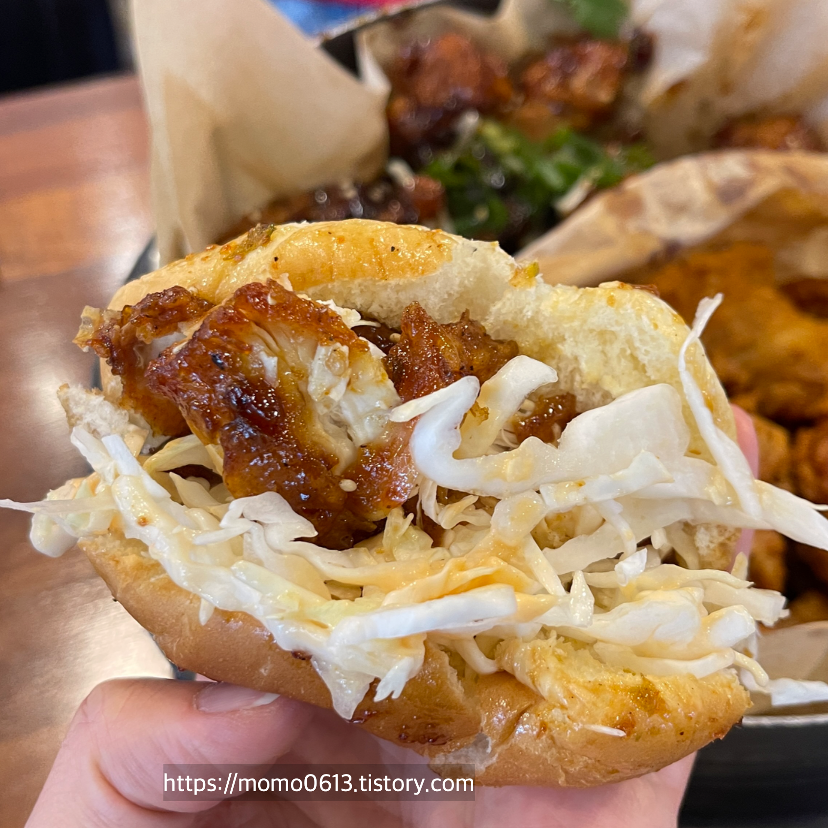 샐러드&amp;#44;모닝빵&amp;#44;치킨 조합의 치킨버거 