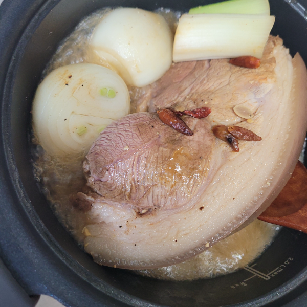 냄비에-끓는-돼지고기