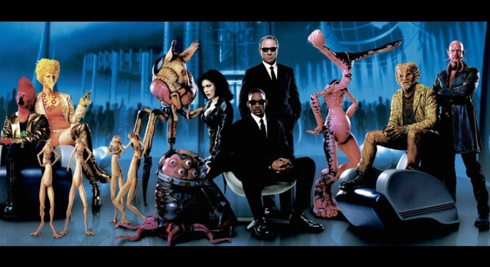 요원 K와 J , 셀리나 그리고 외계인들이 함께 모인 화면