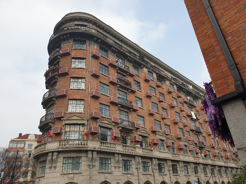 우캉맨션 옆면. 적벽돌과 창문이 이 양식을 잘 드러낸다.