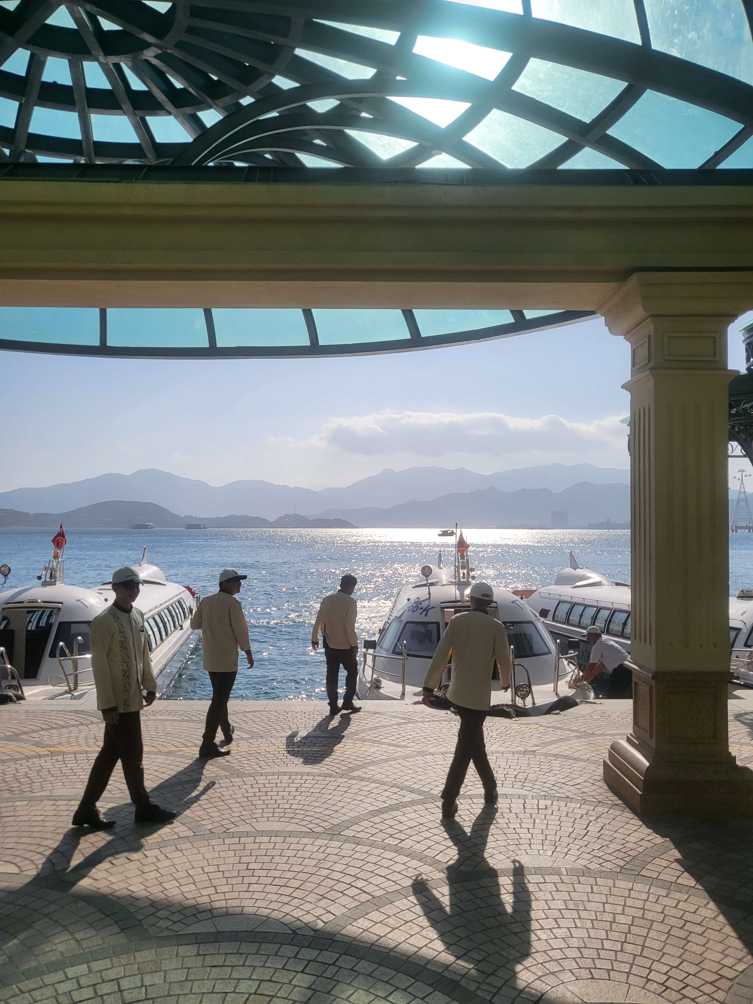 빈펄섬 선착장에서 손님을 맞이한는 직원들