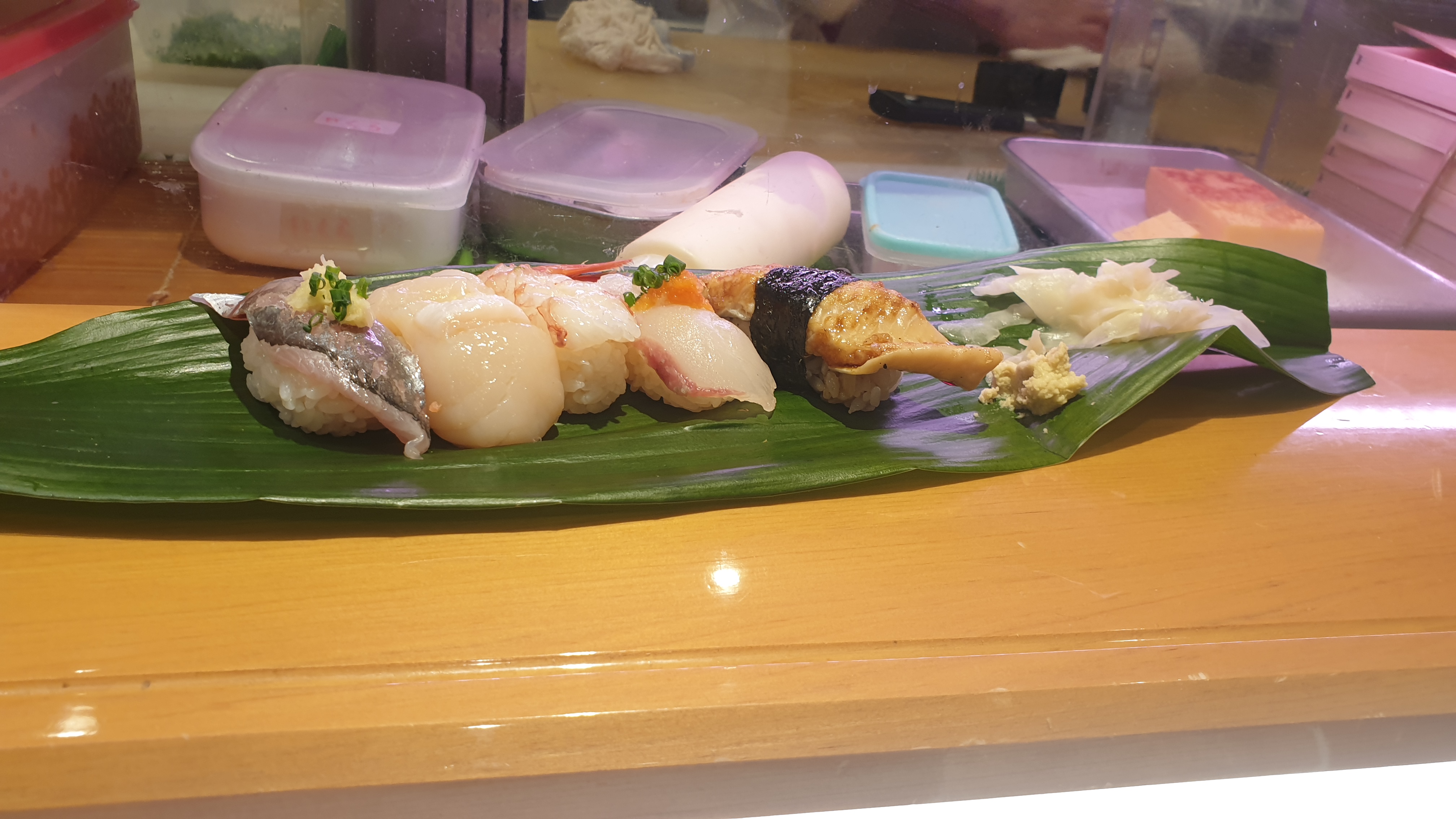 장어초밥과 각종 생선 스시의 모습