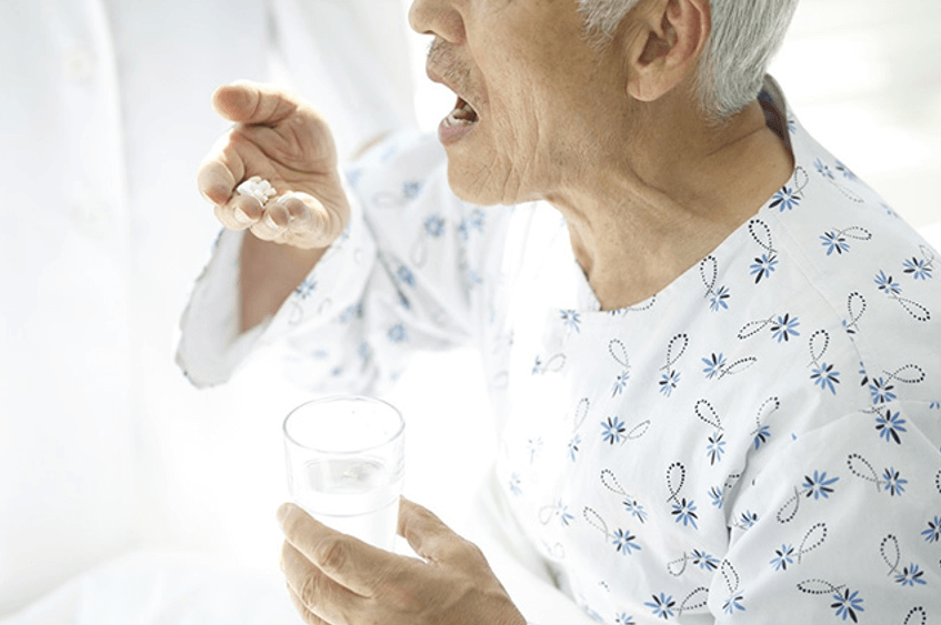 혈행-개선-영양제-섭취하는-노화된-고령자