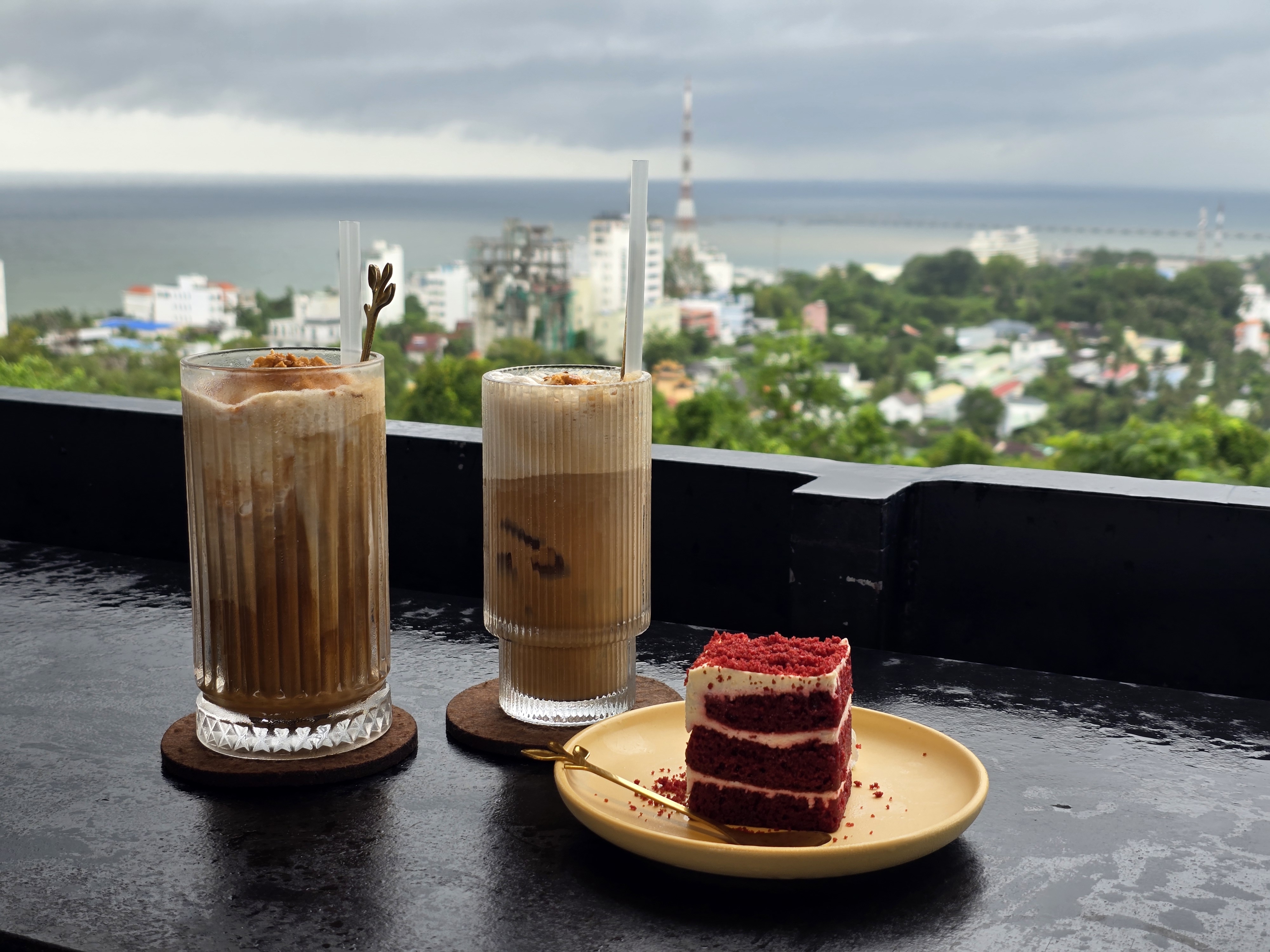 비 오는 날의 카페 테라스.