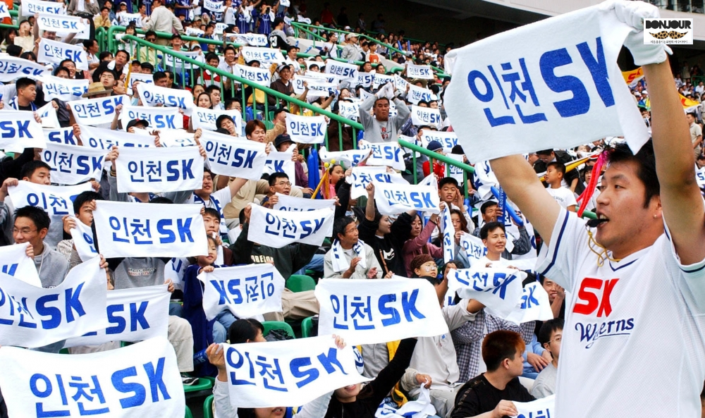 '인천SK'라고 새겨진 두건을 들고 있는 문학경기장 팬들