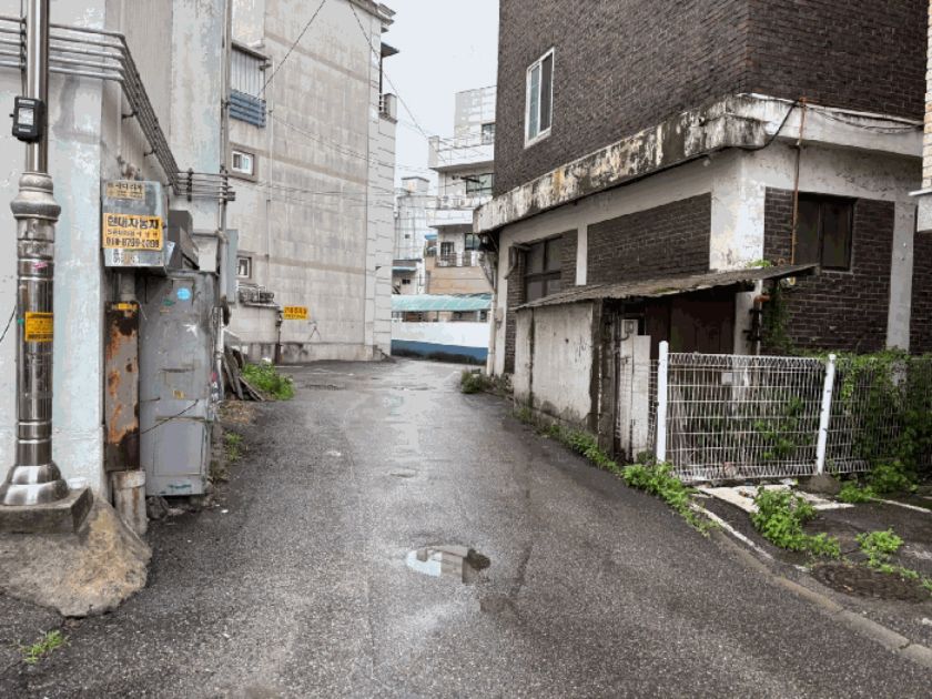 재원주택 7동 앞 진입 골목, 폭 3~5m 포장도로 (법원 현황조사)