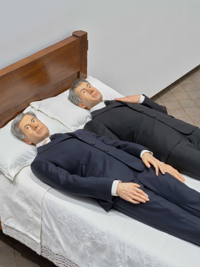 ‘우리’, 2010, 나무, 유리섬유, 폴리우레탄 고무, 천, 옷, 신발, 78.5×151×80cm, Courtesy of Maurizio Cattelan 사진: 김경태