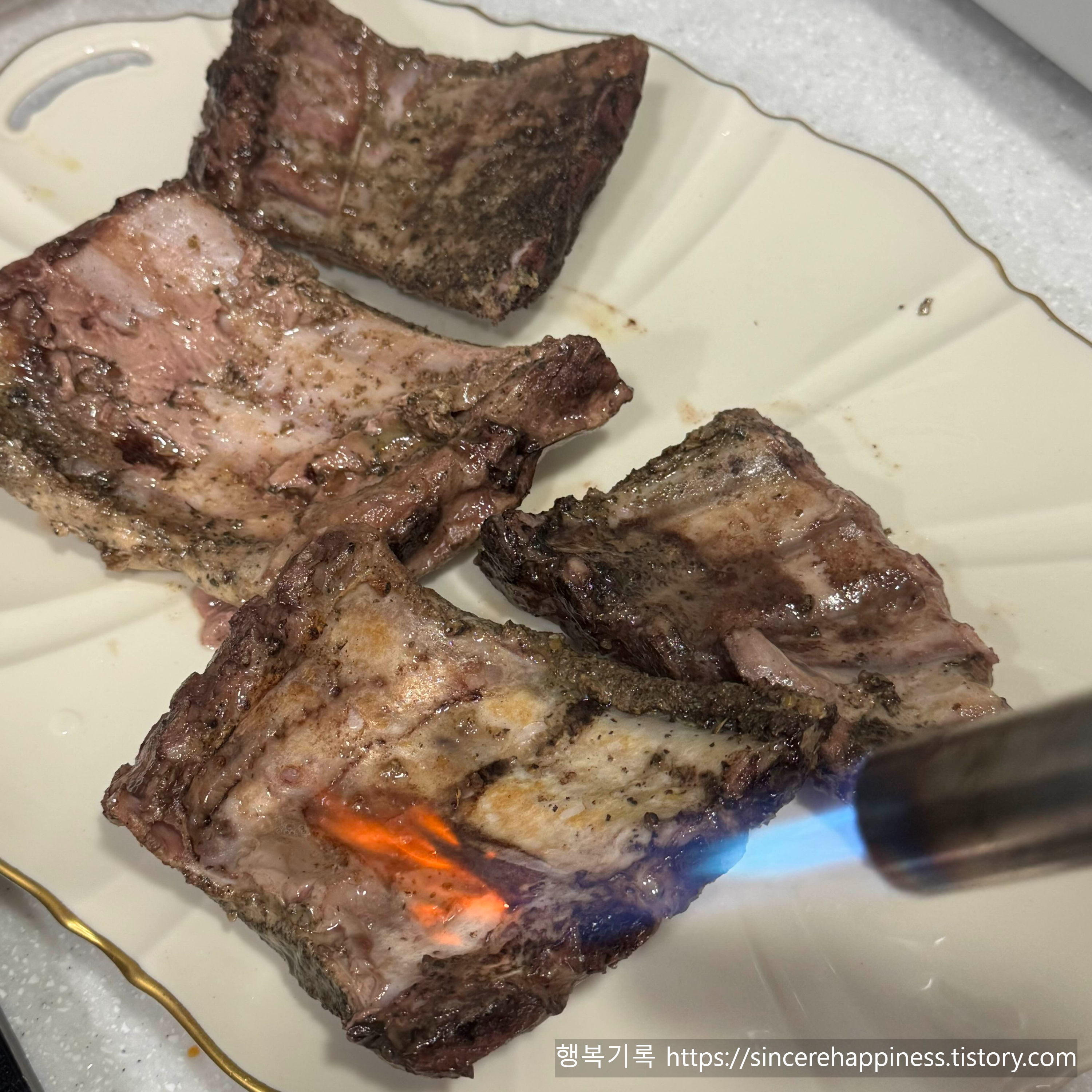 수비드 등갈비 겉면에 불맛을 입히기 위해 토치로 직화구이 하는 모습