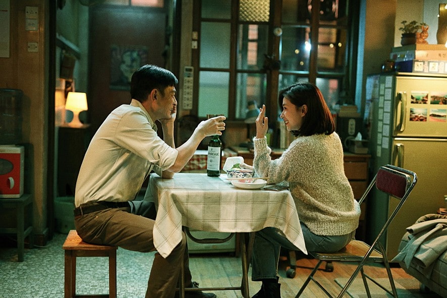 술마시고 있는 남녀의 모습