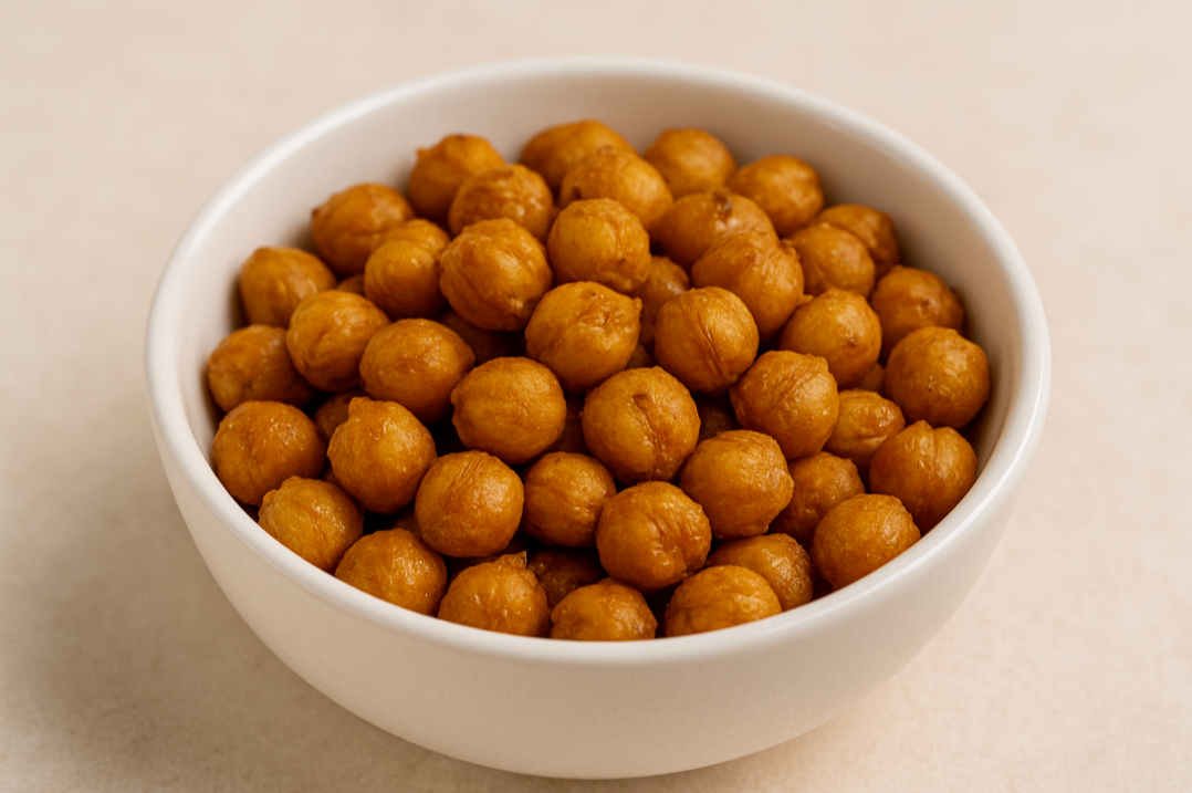 구운 병아리콩이 담긴 흰 그릇, 포만감 높은 고단백 봄 간식