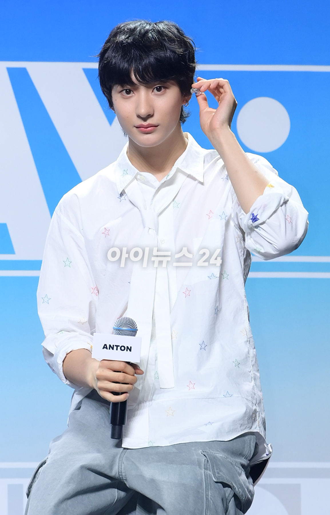 그룹 라이즈(RIIZE) 앤톤이 4일 오후 서울 용산구 한남동 블루스쿼어에서 열린 라이즈 데뷔 앨범 쇼케이스 &#39;RIIZING DAY: RIIZE Press Premiere&#39;에 참석하고 있다. [사진=정소희 기자]