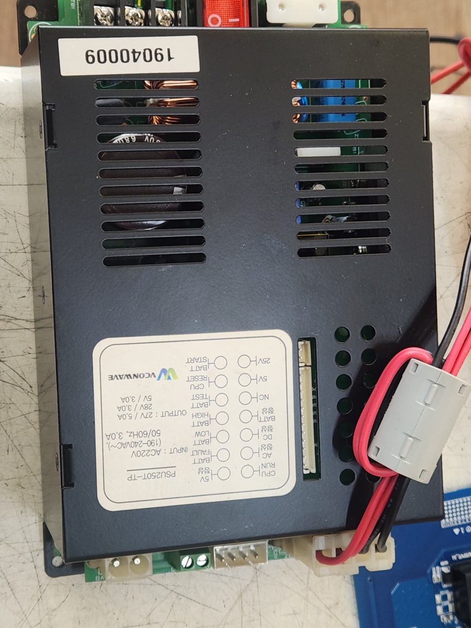 신화전자(SHINWHA) 소방파워 PSU250T-TP 불량 소자 교체: 전원 회로에서 문제를 일으킨 불량 소자를 신속하게 교체했습니다. 이를 통해 전원 공급이 정상적으로 이루어질 수 있도록 했습니다.
전원 회로 점검 및 안정성 확보: 전원 회로의 다른 부품들을 점검하여 추가적인 문제를 예방하기 위해 회로 안정성을 강화했습니다.
기능 점검 및 최종 테스트: 수리가 완료된 후, 전원 공급 장치가 정상적으로 작동하는지 철저히 점검한 후 최종 테스트를 진행했습니다.
결과
수리가 완료된 소방파워 PSU250T-TP 전원 공급 장치는 정상 작동을 되찾았습니다. 이제 아파트 관리사무소는 소방 시스템을 정상적으로 운영할 수 있게 되었으며, 안전 문제를 해결할 수 있었습니다. 수리 과정 by 메트영남