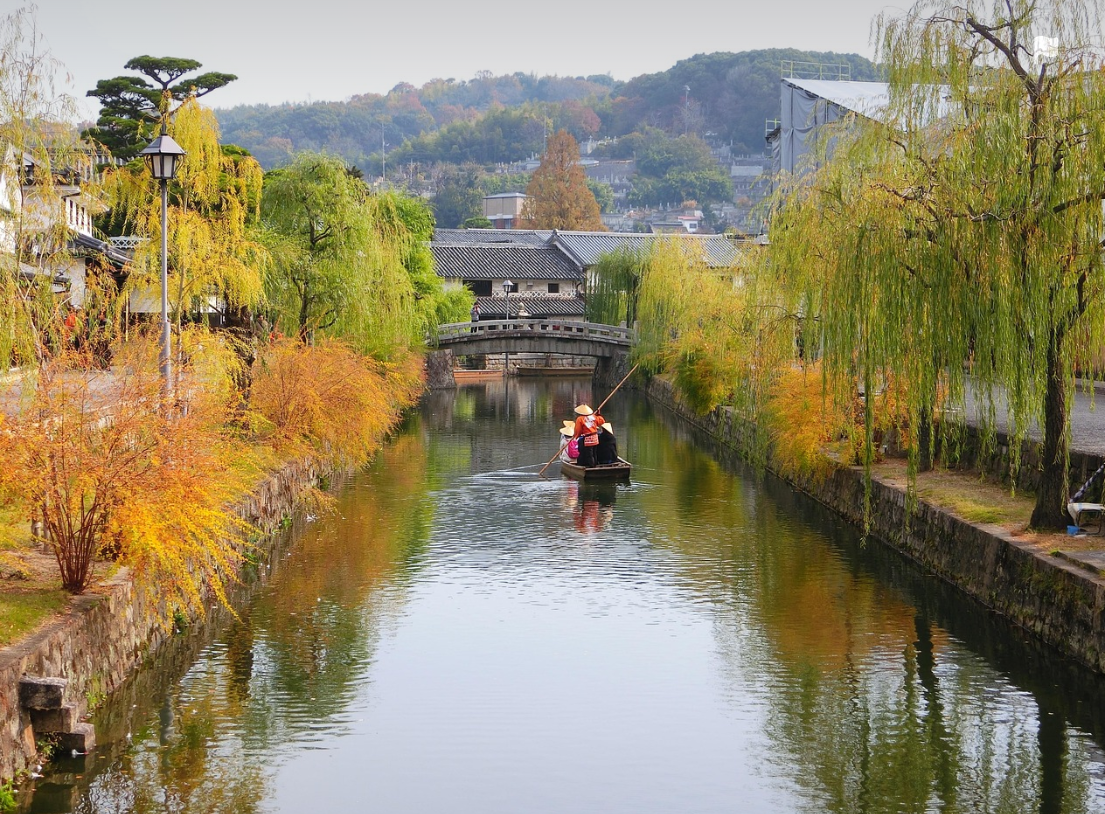 뱃사공이 작은 배를 노젓고 가는 사진
