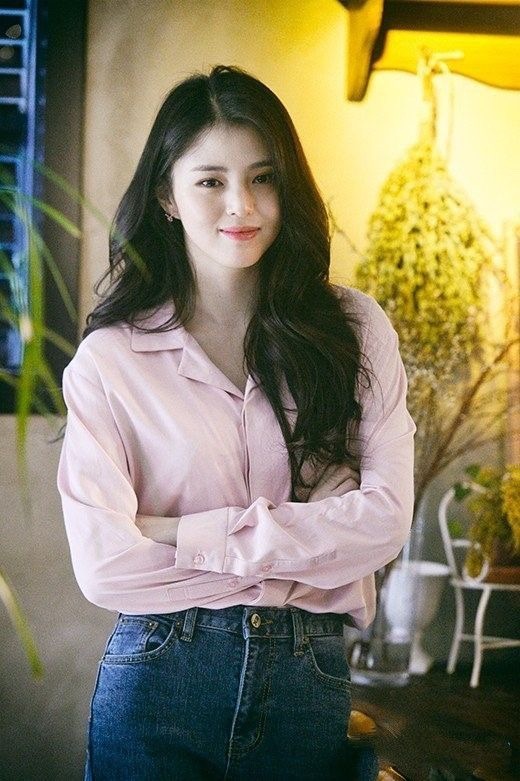 팔짱을 끼고 있는 한소희의 모습