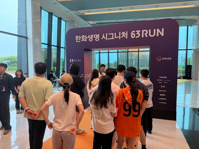 몇 층부터 계단 오르기 운동 효과가 나타나는지 가늠해볼 수 있는 지하철역 긴 계단
