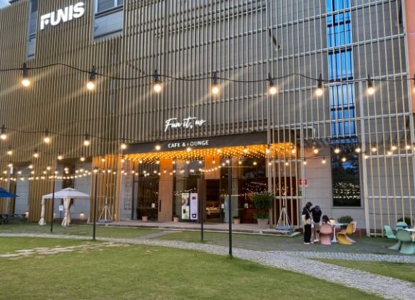 퍼니스 카페앤 라운지 외관