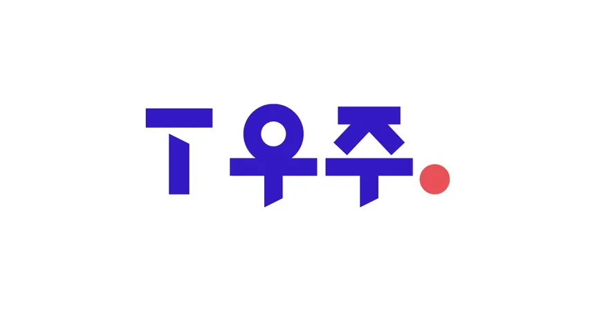 스마트폰 화면에 SKT 멤버십 앱이 열려 있고, 다양한 제휴 혜택 아이콘이 보이는 장면