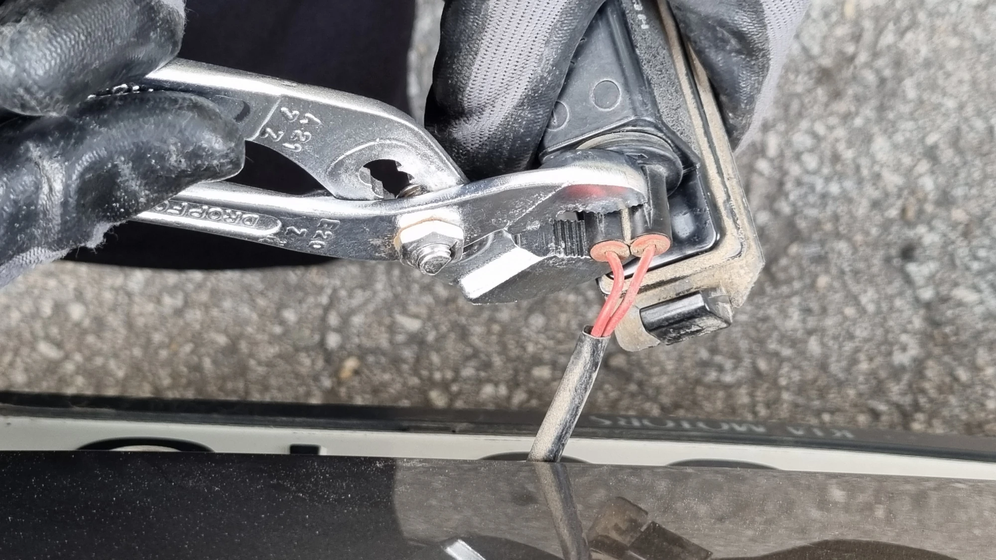 전구 빼는 모습