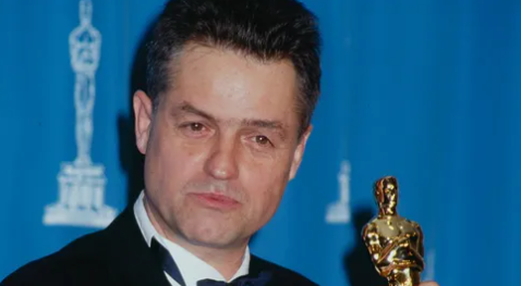 로버트조나단드미감독의 트로피들고있는사진