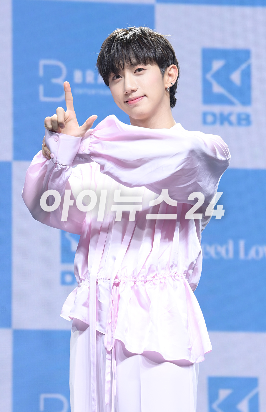 그룹 다크비(DKB) 테오가 14일 오후 서울 서교동 신한카드pLay스퀘어 라이브홀에서 다크비 여섯 번째 미니앨범 '아이 니드 러브(I Need Love)' 발매 기념 쇼케이스에서 포토타임을 갖고 있다. [사진=정소희 기자]